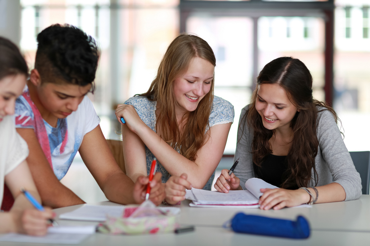 Schüler beim Lernen AdobeStock 56720726